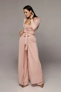Élégant ensemble de détente rose trois pièces en maille côtelée avec gilet et pantalon.
