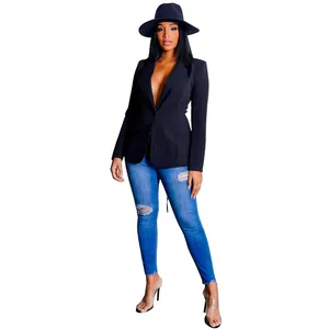 Volledige foto van een vrouw in een zwarte sexy blazer met V-hals en een jeans