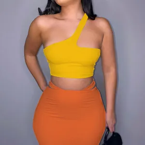 Ensemble deux pièces pour femmes avec haut jaune asymétrique et jupe orange chic.