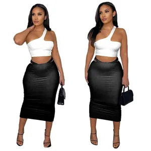 Ensemble femme avec haut court asymétrique et jupe midi moulante noire élégante