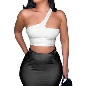 Détail ensemble deux pièces top asymétrique blanc et jupe côtelée noire sexy