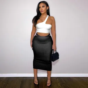 Ensemble d'été 2 pièces avec haut blanc asymétrique et jupe moulante noire