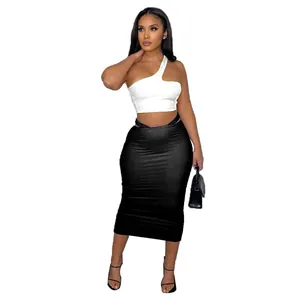 Détail de l'ensemble d'été deux pièces avec crop top blanc et jupe crayon noire