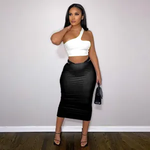 Ensemble d'été chic pour femme avec haut blanc à une épaule et jupe midi noire moulante