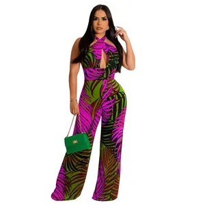 Lebhafter ärmelloser Jumpsuit mit tropischem Blattmuster und sexy rückenfreiem Design.