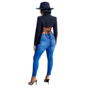 Achteraanzicht van een stijlvolle zwarte korte blazer met lange mouwen en sexy veters