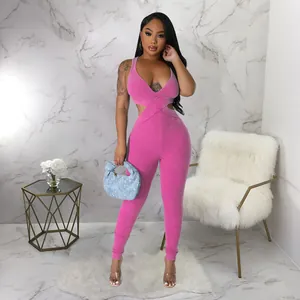 Foto de cuerpo completo de una modelo con mono rosa de canalé en interior moderno