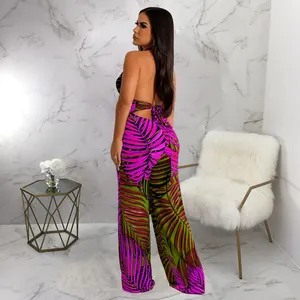 Detaillierte Rückansicht eines sexy ärmellosen Jumpsuits mit tropischem Palmenblatt-Print