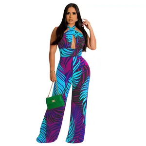 Sexy Jumpsuit mit tropischem Palmenmuster, Neckholder und offenem Rücken Design.