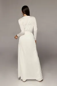 Vue arrière d'une élégante robe longue en maille côtelée blanche pour femmes en studio