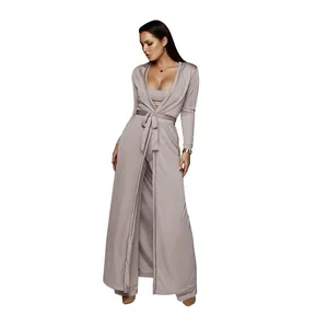 Vue détaillée de l'élégant ensemble de détente trois pièces en maille mauve pour femme