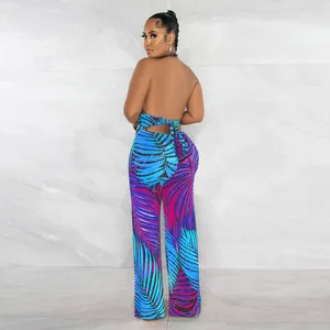 Rückansicht eines sexy rückenfreien Overalls mit blauem und violettem Palmdruck