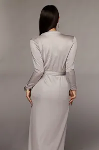 Détail du dos d'une élégante robe en maille côtelée grise à manches longues et ceinture.
