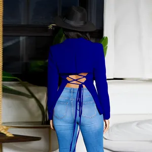 Detailweergave van de sexy blauwe blazer met lange mouwen en uniek vetersysteem op de rug