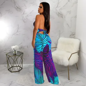 Rückansicht eines blauen rückenfreien Jumpsuits mit Blattmuster und Nackenhalter.