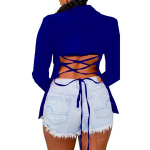 Achteraanzicht van een chique koningsblauwe blazer met een sexy open rug met vetersluiting