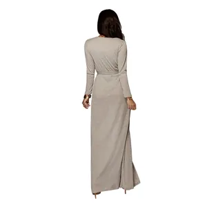 Vue arrière d'une robe longue en maille élastique à manches longues gris clair pour femme.