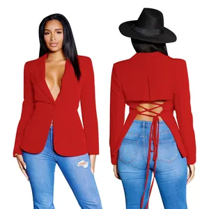 Stijlvolle rode blazer met V-hals voor dames en unieke vetersluiting op de achterkant.