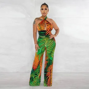 Detailansicht eines sexy rückenfreien Jumpsuits mit lebhaftem Tropenblattmuster.