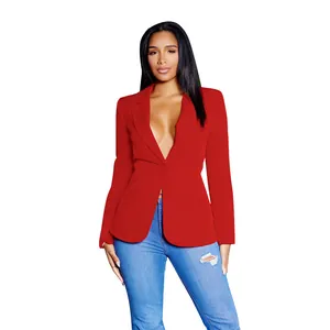 Vooraanzicht van een sexy rode blazer met lange mouwen en diepe V-hals op een model.