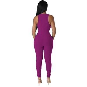 Vista trasera detallada de un mono ajustado de canalé morado sin mangas para mujer