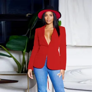 Detail van een felrode blazer met V-hals en lange mouwen voor damesmode