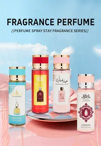Collection de quatre brumes corporelles orientales en flacons de 250 ml sur un plateau rose