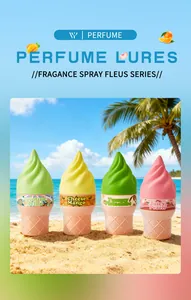 Spray profumati gourmand in flaconi a forma di cono gelato sulla sabbia della spiaggia.