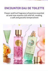 Vue détaillée des flacons de brume corporelle florale rose et verte sur une table