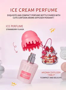 Primo piano della boccetta di profumo rosa a forma di gelato con ciondolo fragola