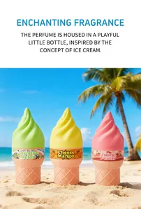 Dettaglio di tre boccette di profumo a forma di gelato su una spiaggia tropicale