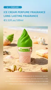 Primo piano del profumo a forma di gelato al pistacchio su una spiaggia assolata.