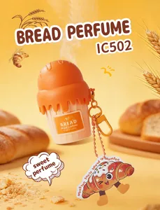 Vista dettagliata della boccetta di mini profumo a forma di gelato con charm croissant