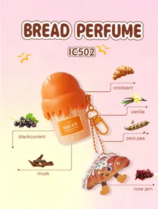 Vista dettagliata del profumo al pane a forma di gelato con note e ciondolo a croissant