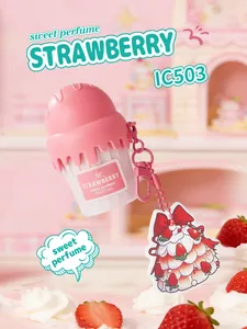 Dettaglio della boccetta di mini profumo a forma di cupcake con ciondolo torta alle fragole.