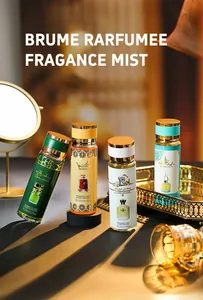 Vue détaillée de quatre flacons de brume parfumée style Dubaï sur un plateau doré de luxe