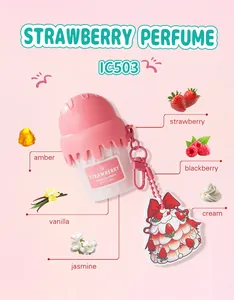 Dettaglio del mini profumo a forma di gelato con note di fragola e vaniglia