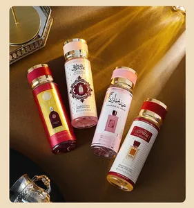 Vue détaillée de quatre flacons de brume parfumée de style moyen-oriental colorés.