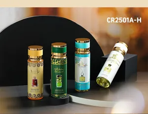 Détail de quatre brumes parfumées de style Dubaï avec calligraphie arabe élégante