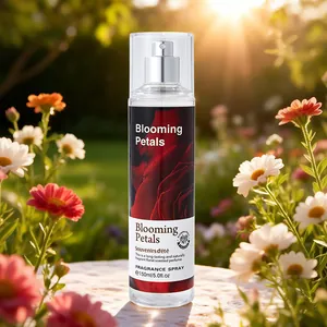 Langanhaltendes 150ml Blooming Petals Blumenduftspray für Damen in einer Gartenumgebung
