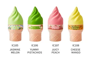 Vista dettagliata di quattro flaconi di profumo a forma di gelato con note golose
