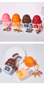 Dettaglio delle boccette di profumo colorate a forma di gelato con ciondoli.
