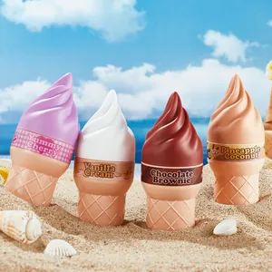 Set di quattro profumi a forma di cono gelato su una spiaggia con mare blu