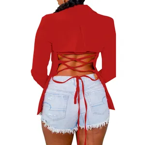 Gedetailleerd achteraanzicht van een sexy rode blazer met een gekruist open veterontwerp