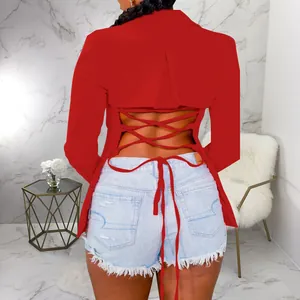 Achteraanzicht van rode korte blazer met lange mouwen en sexy veterontwerp.