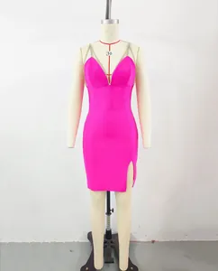 Detalle completo de vestido bandage rosa con tirantes de strass y abertura lateral
