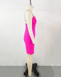 Vista lateral de un vestido ajustado tipo bandage rosa fuerte en un maniquí.