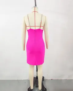 Detalle trasero del vestido bandage rosa con tirantes de pedrería y cremallera