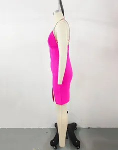 Vista lateral detallada de un vestido bandage fucsia con tirantes brillantes