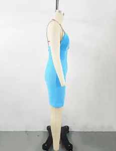 Detalle lateral de un vestido bandage ajustado azul claro con tirantes de cadena